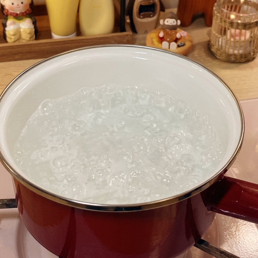 赤い鍋で沸騰したお湯に冷凍牛肉をくぐらせている様子。