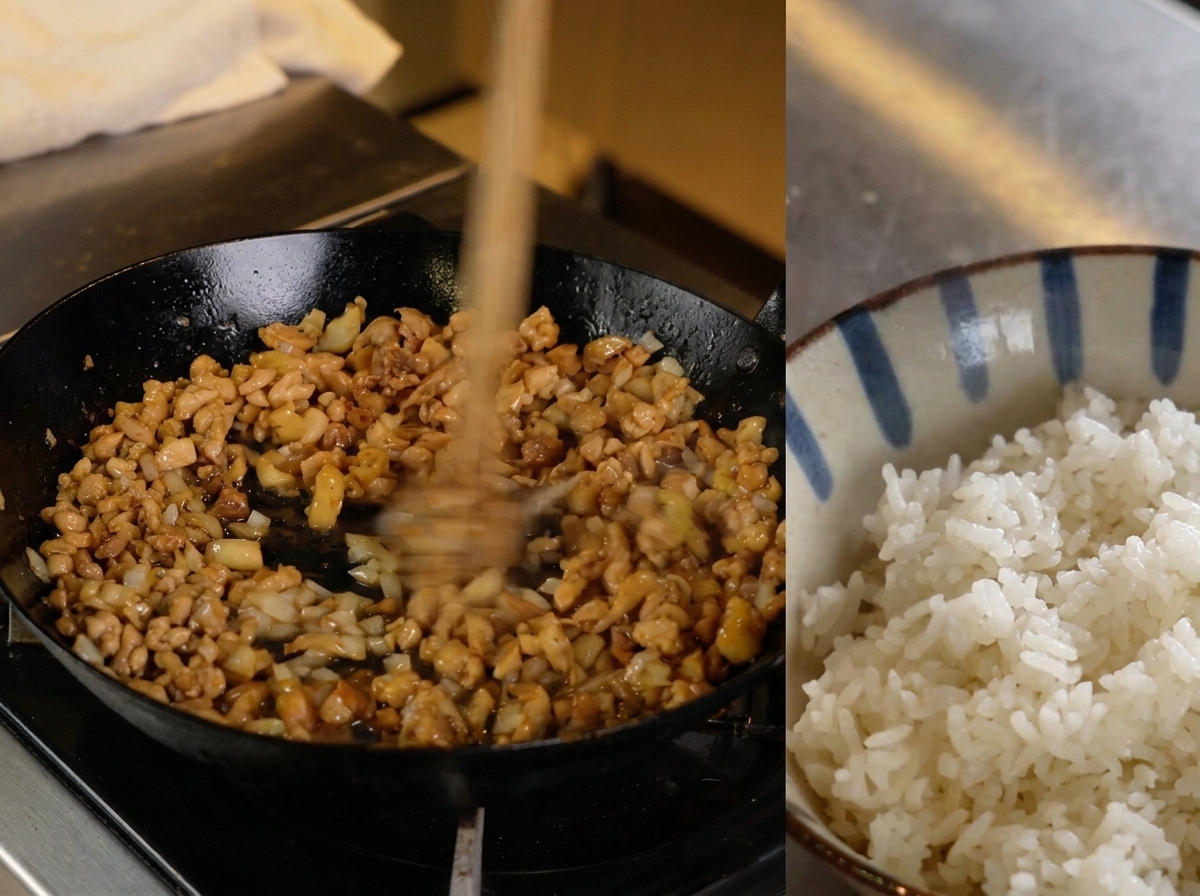 調理された鶏そぼろを、白いご飯の入った丼にスプーンでのせている様子。