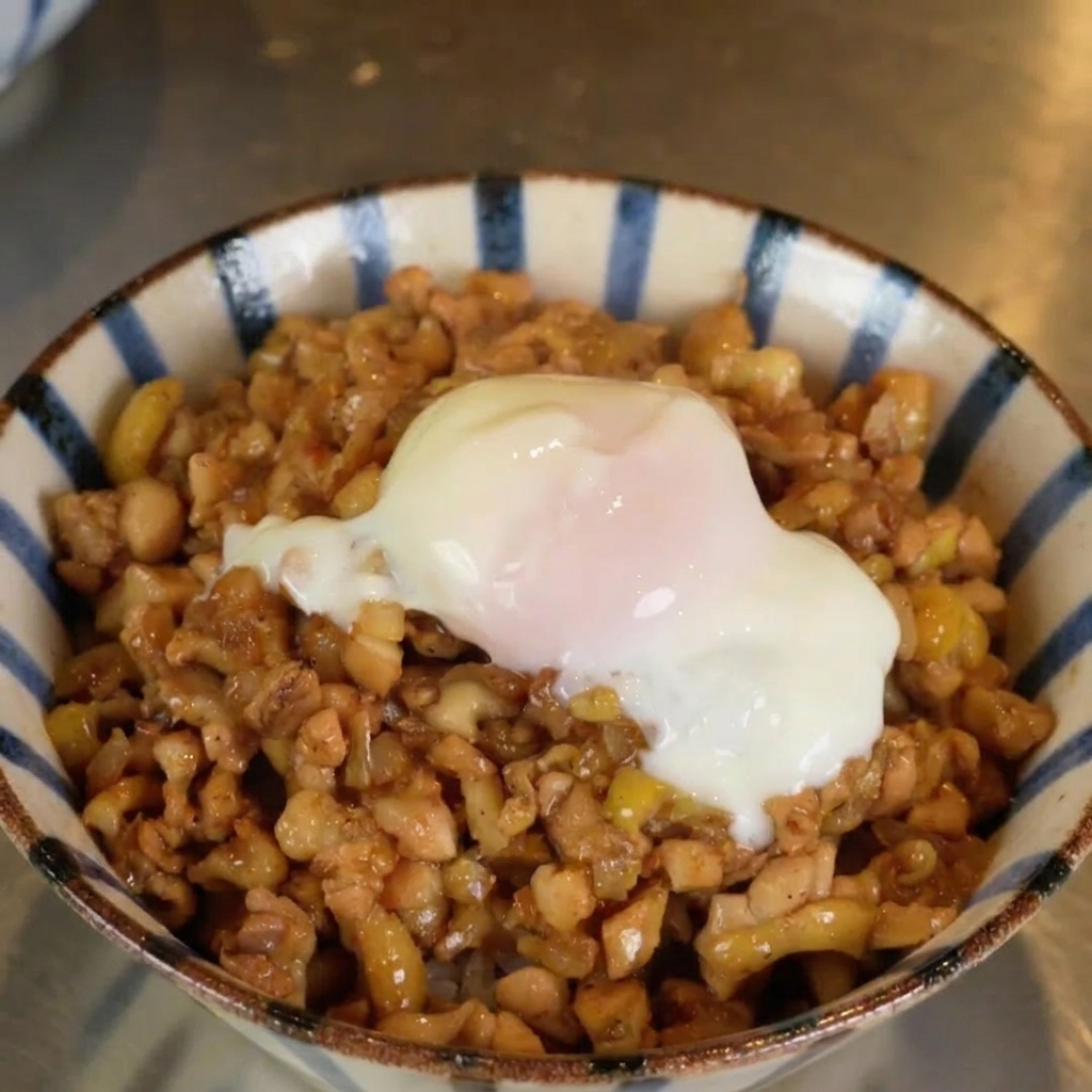 丼の上に飾りとして刻みネギを散らしている様子。