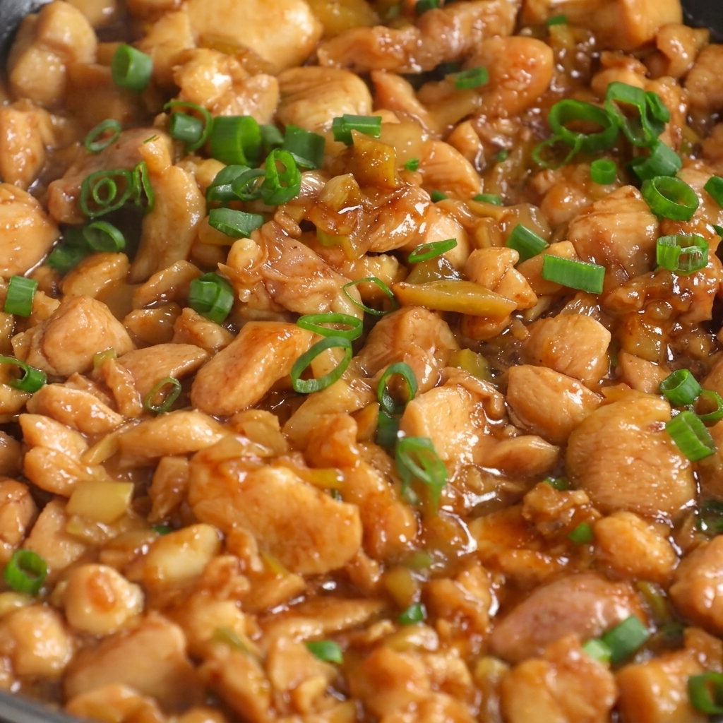 出来上がった鶏そぼろ炒めに、刻きたての青ねぎを散らしているフライパンの様子。