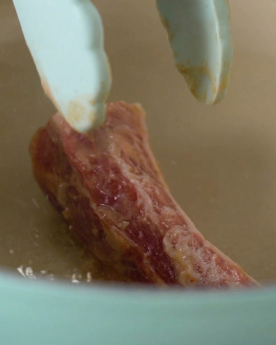 鍋に肉を並べている様子