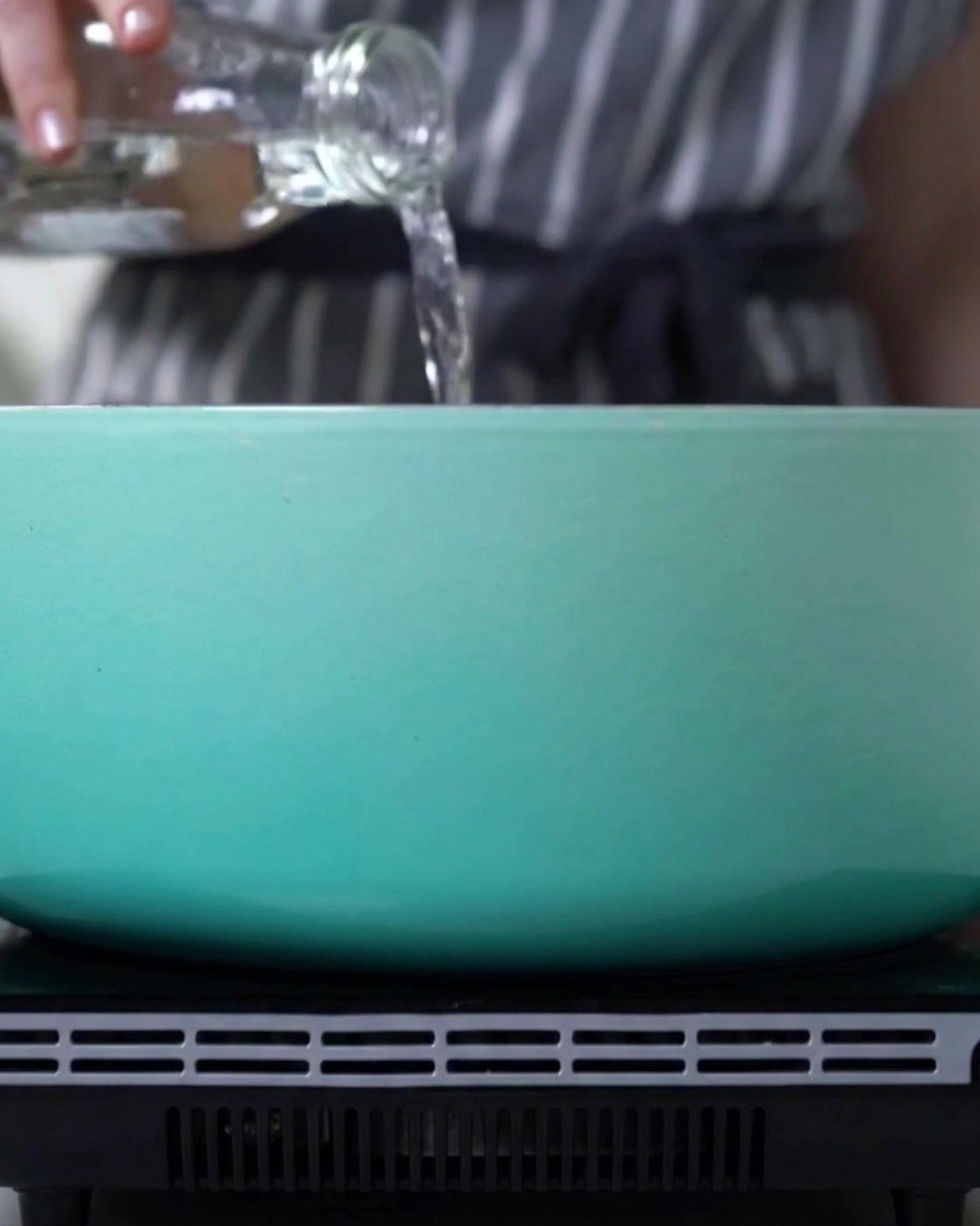 鍋に水を足している様子