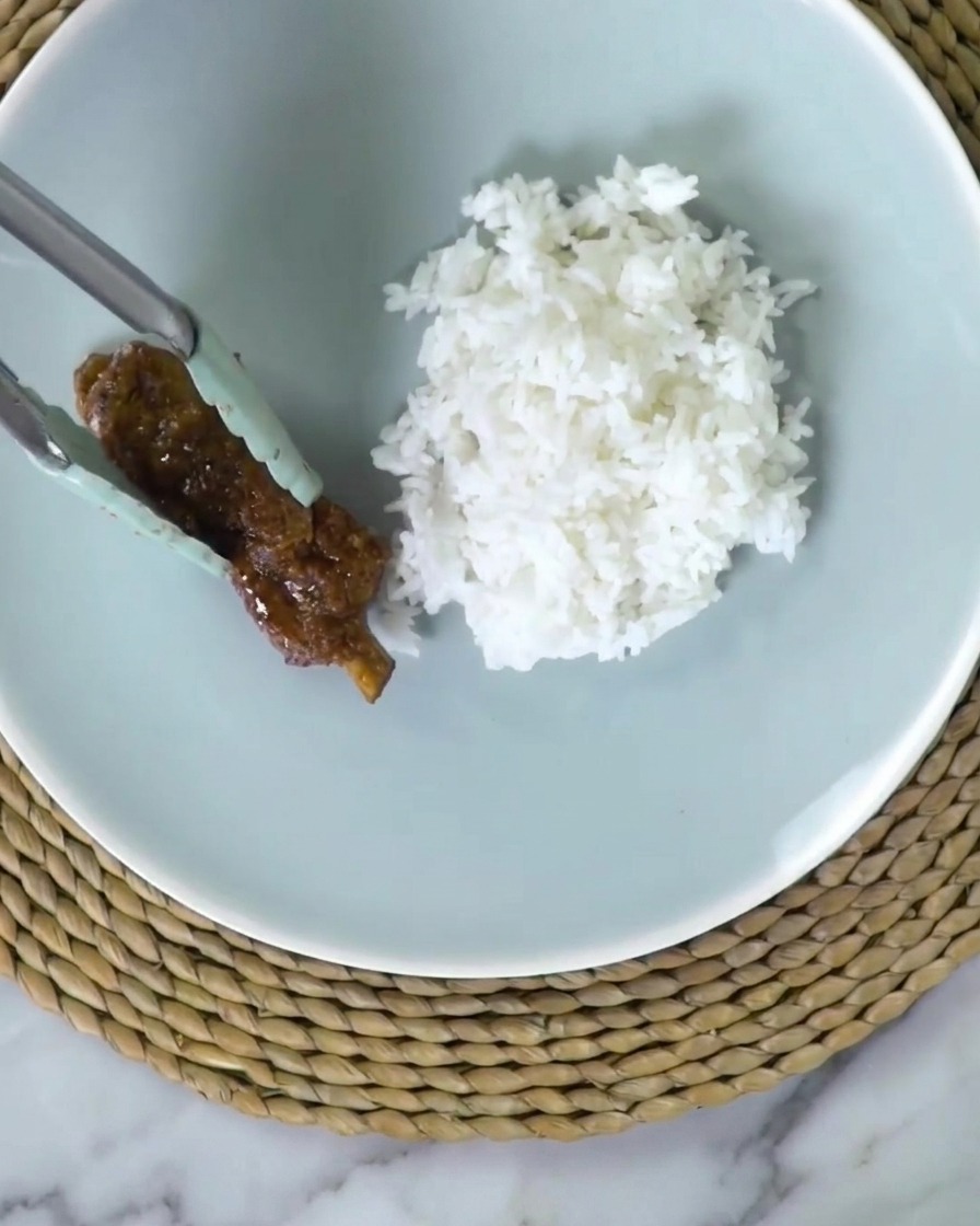 完成した料理を皿に盛り付けている様子