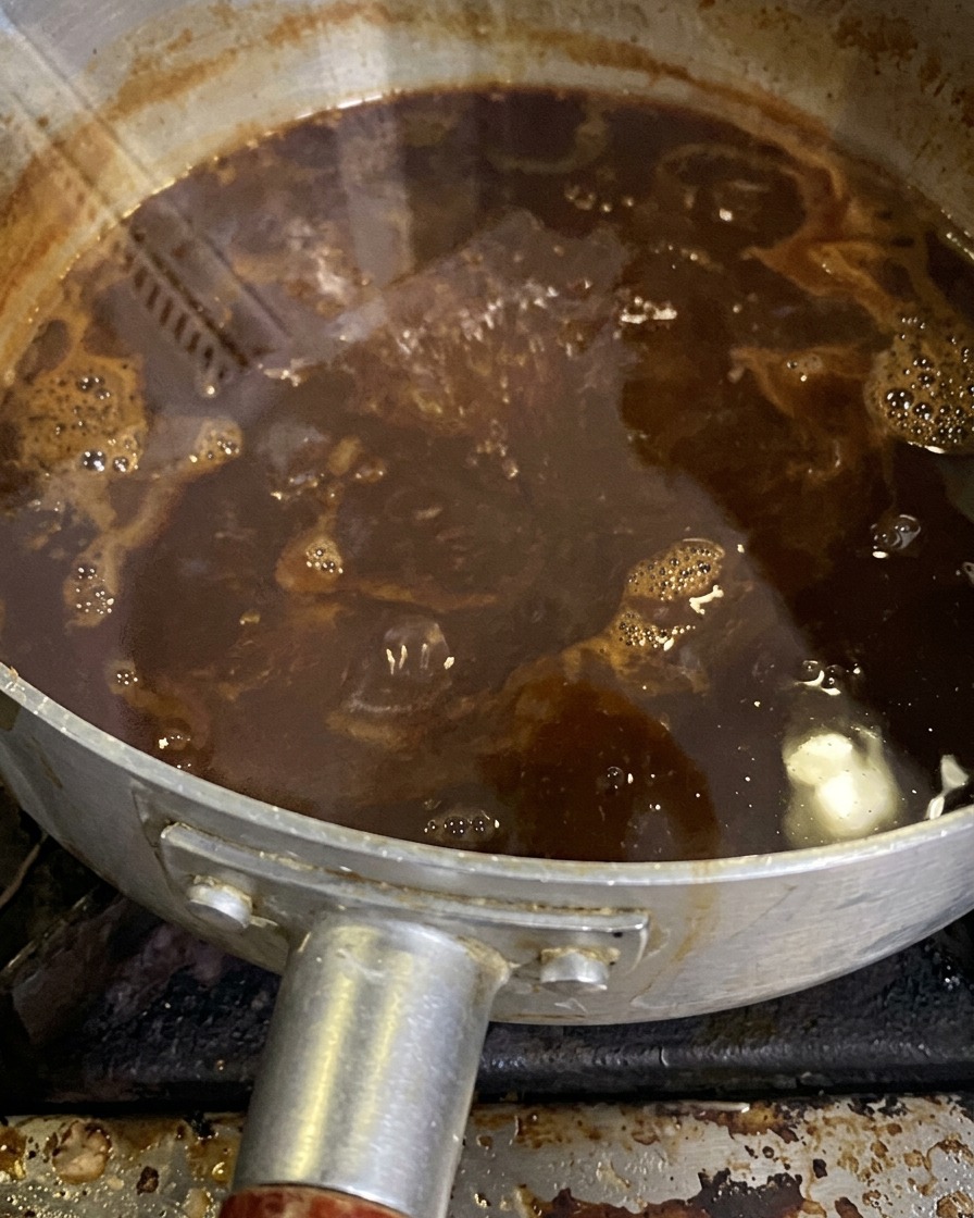 小鍋の中で味噌ソースがふつふつと煮立っている様子。
