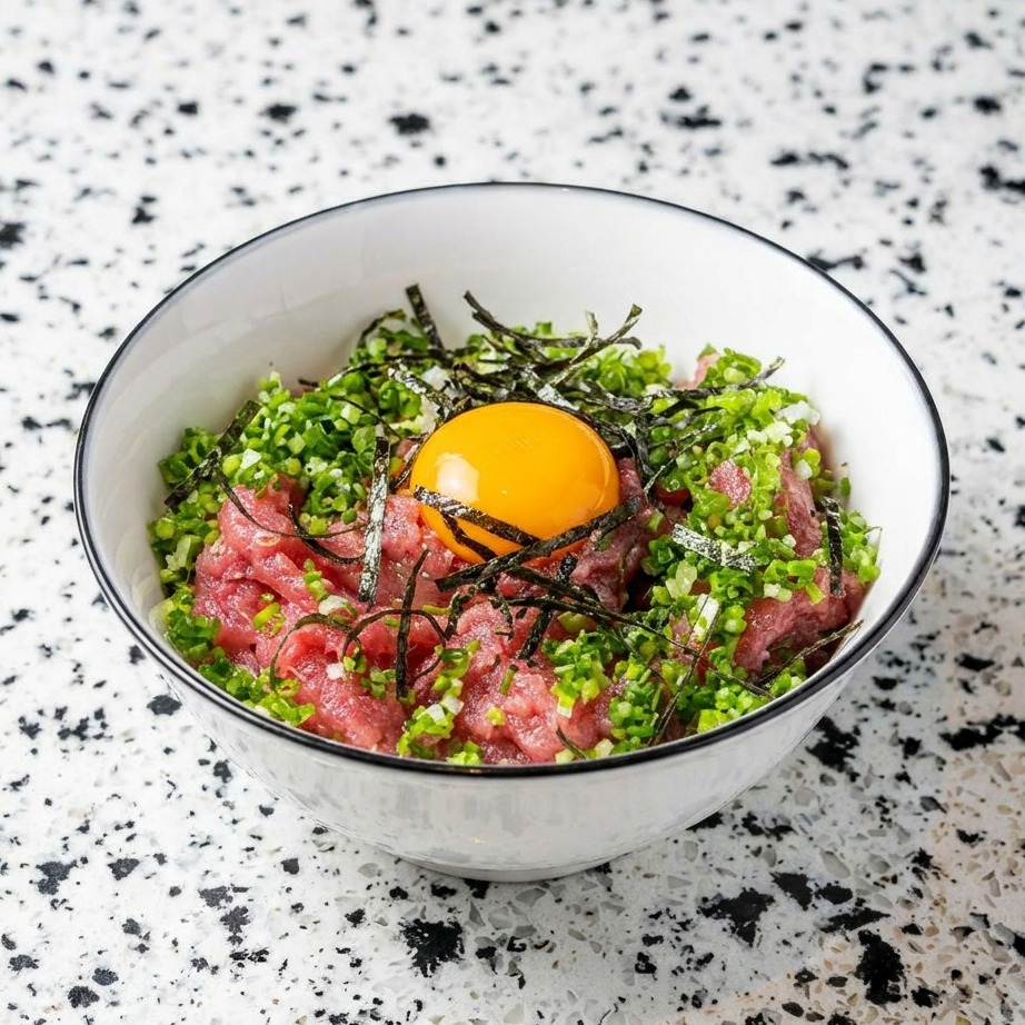 海苔と中央に卵黄が乗った、完成直前のねぎとろ丼。