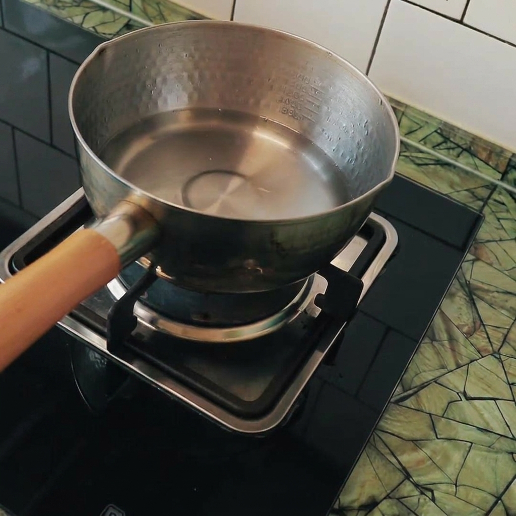 沸騰したお湯の入った鍋に豆腐を入れている様子