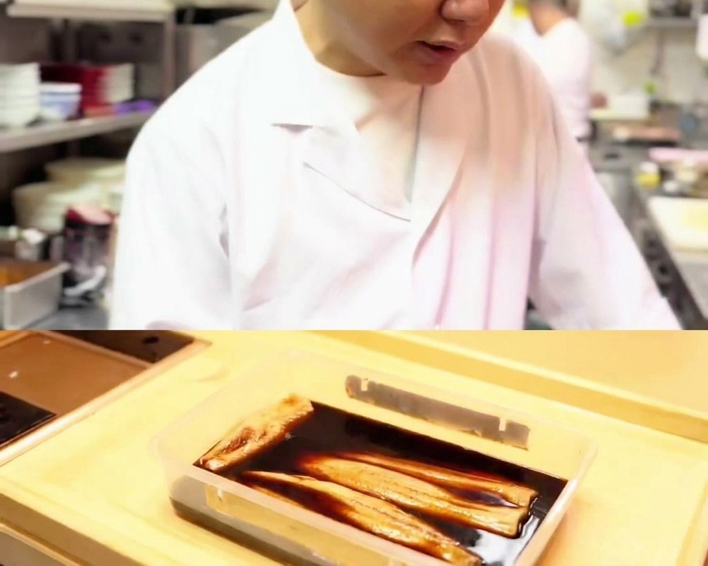 漬けダレに浸かって味が染み込んでいくマグロの切り身。