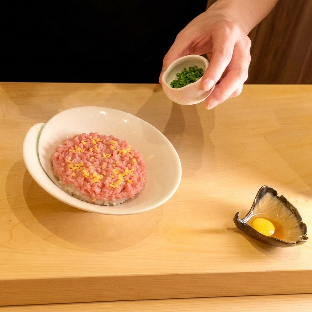 マグロのたたきの上に、新鮮な小ねぎをたっぷりと散らしている様子。
