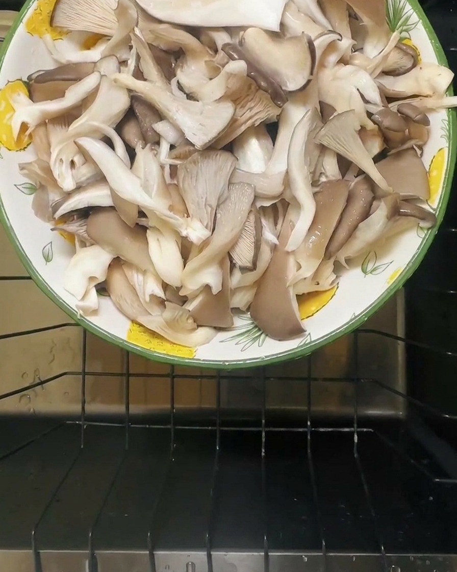 塩をしたひらたけが入ったボウルに水が注がれている様子。