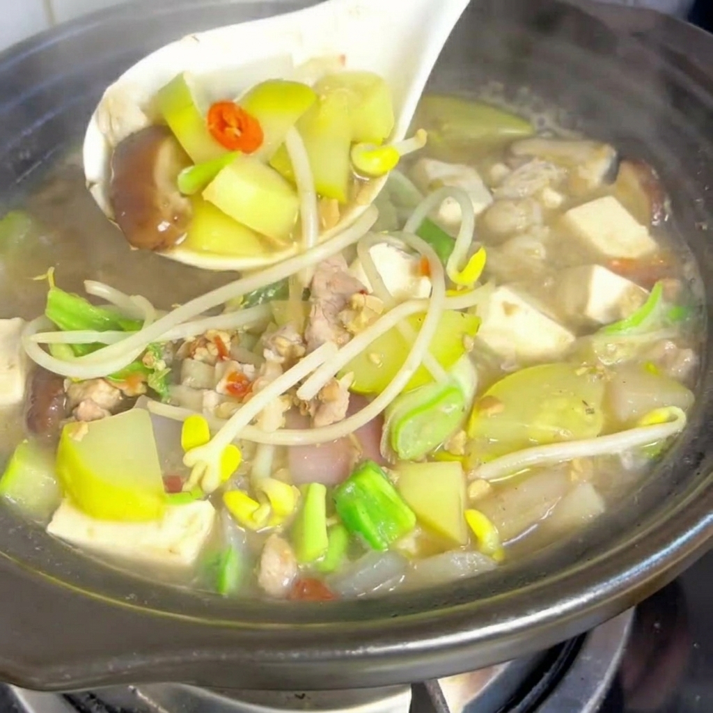 ソフト豆腐をきれいに小さな角切りにしている様子。