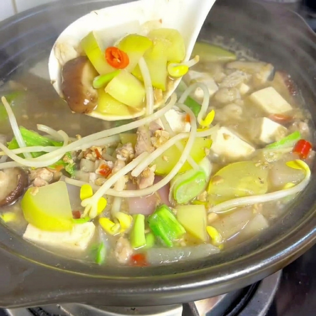 沸騰しているスープに豆腐を入れている様子。