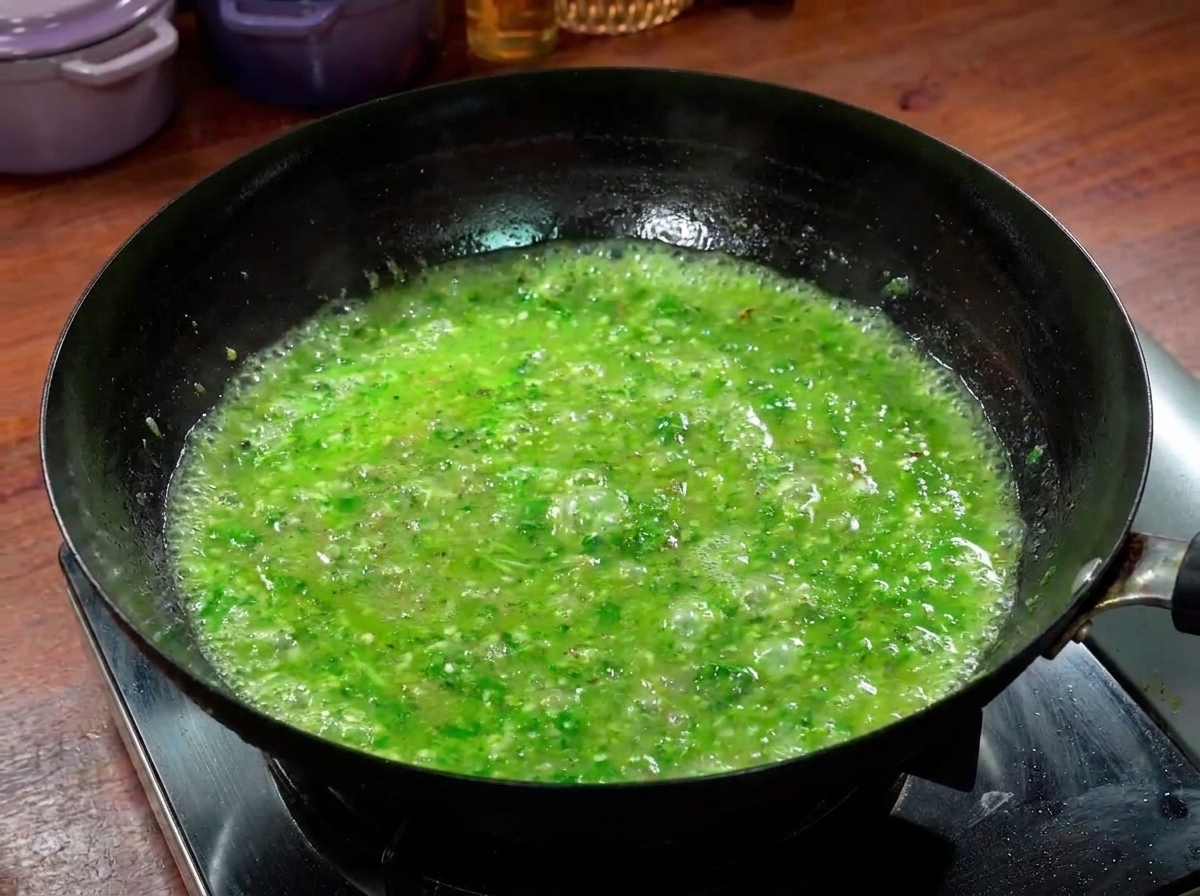鮮やかな緑のスープで牛肉が煮えている様子。