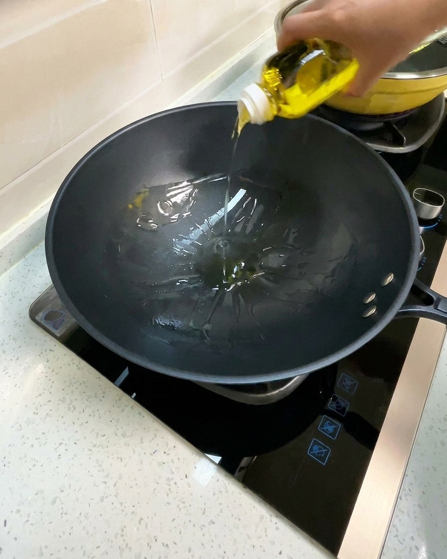 フライパンにサラダ油を入れ、中火で熱している様子。
