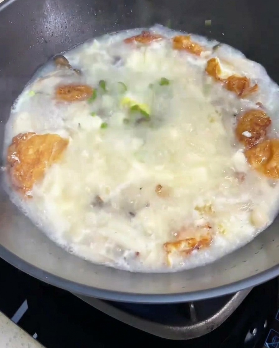 完成したスープに青ネギを散らしている様子。