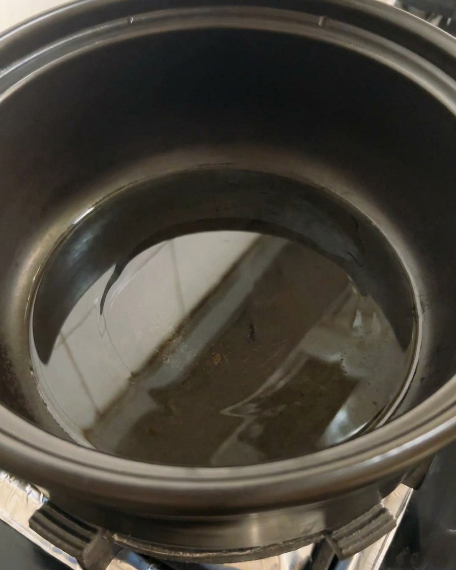 鍋に少量の油を入れ、中火で熱し始めている様子。