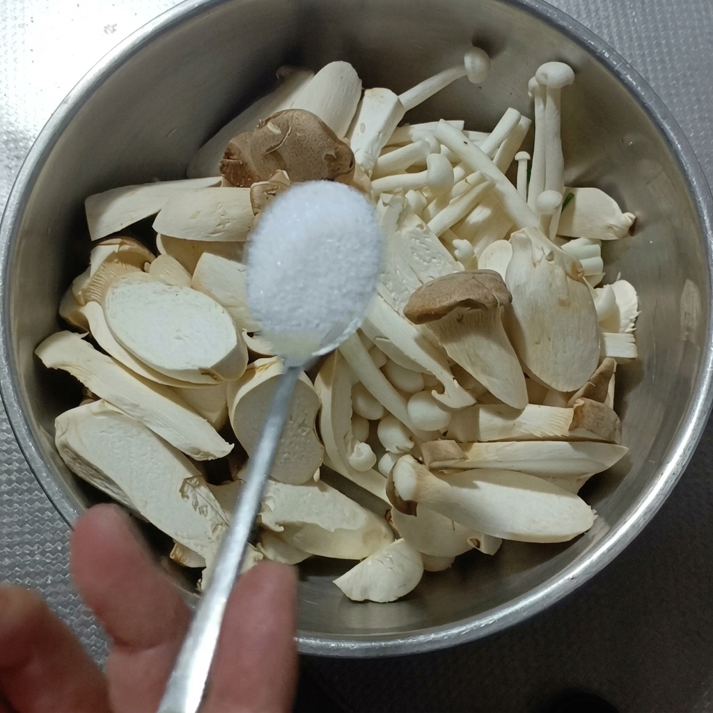 ボウルに入れた塩水で洗うエリンギとぶなしめじ。