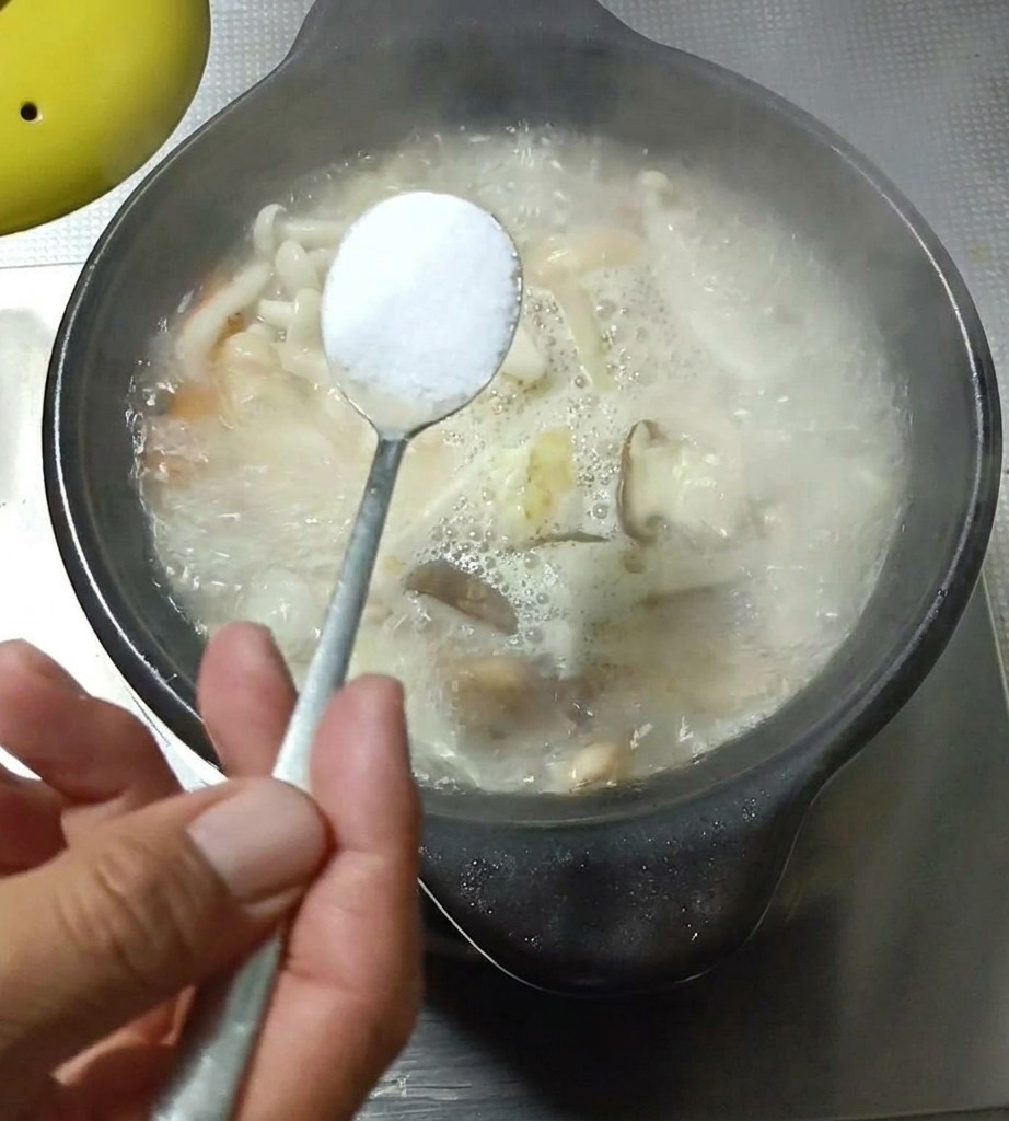 グツグツと煮えるスープに調味料を加える様子。
