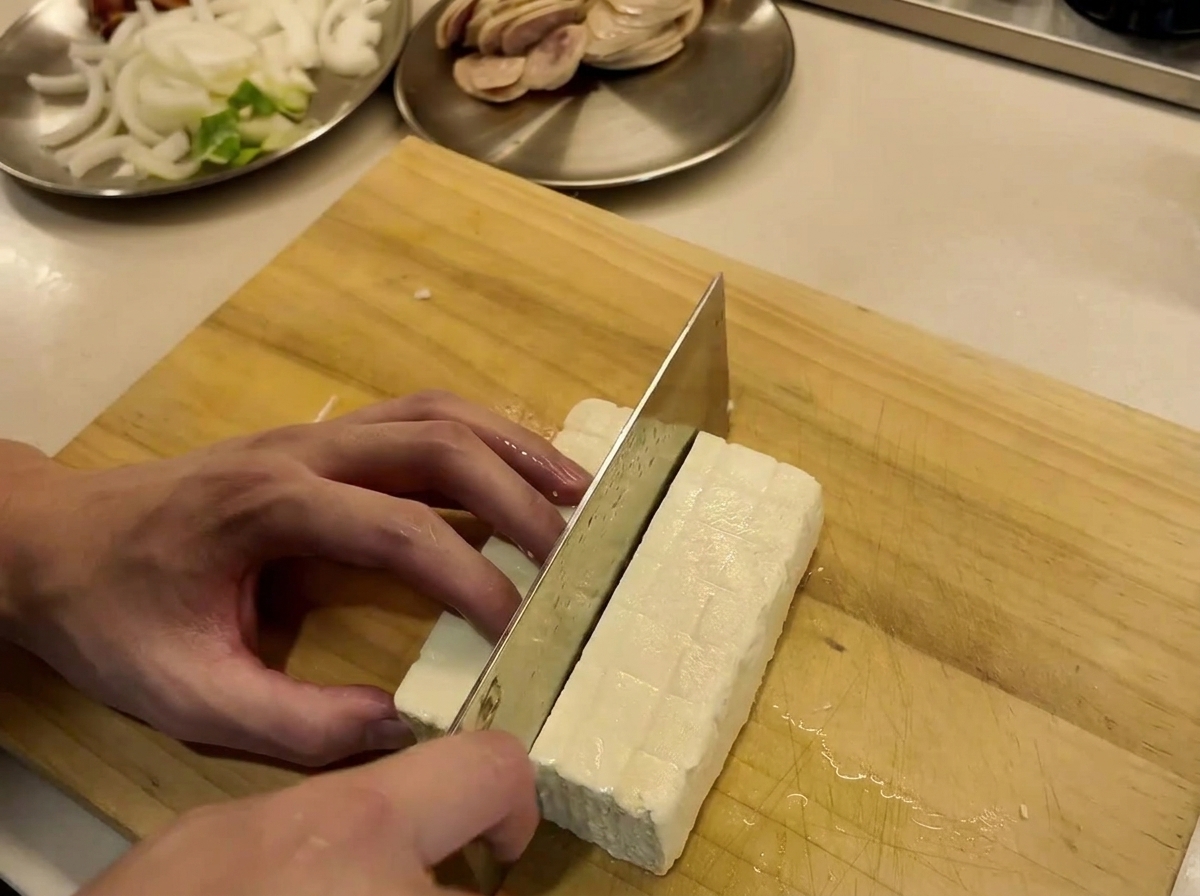 まな板の上で豆腐を綺麗に切り分けている様子。