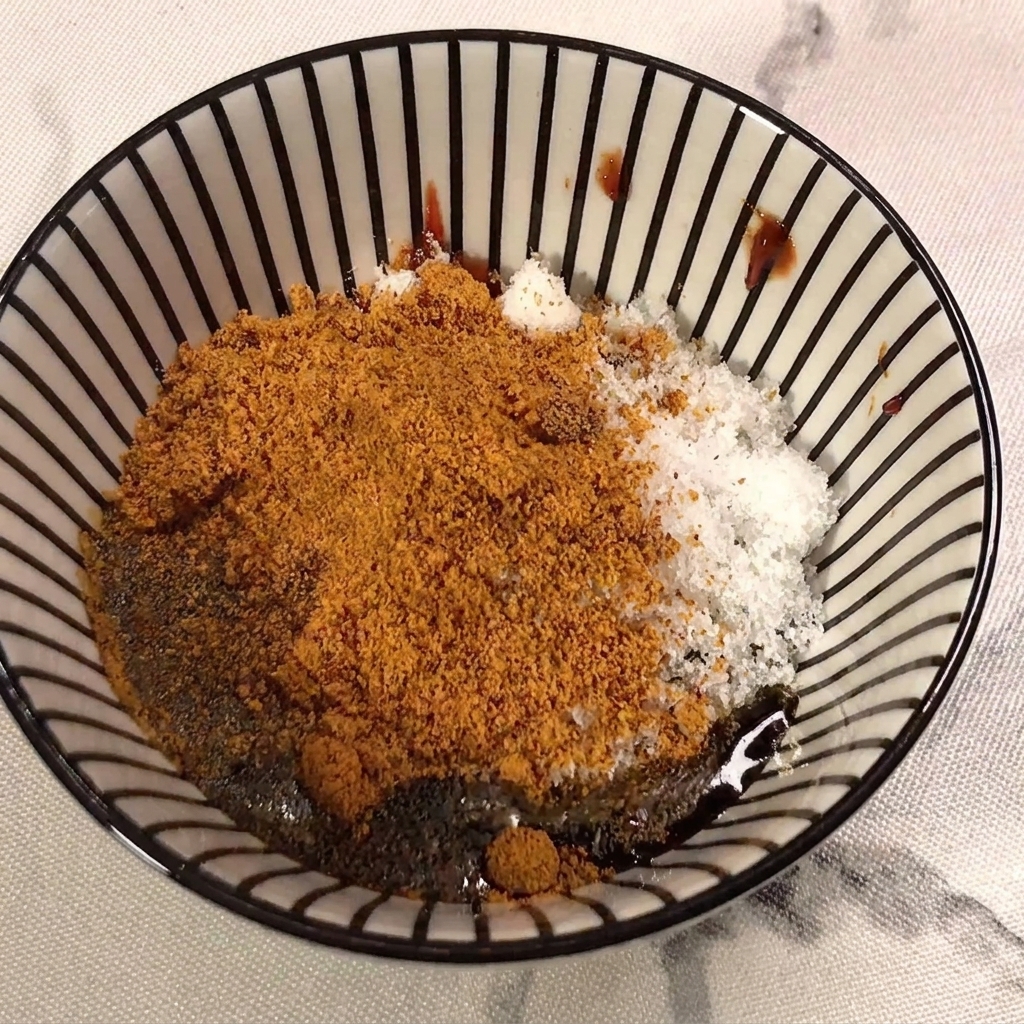 調味料を混ぜたボウルに薄口醤油を注いでいる様子