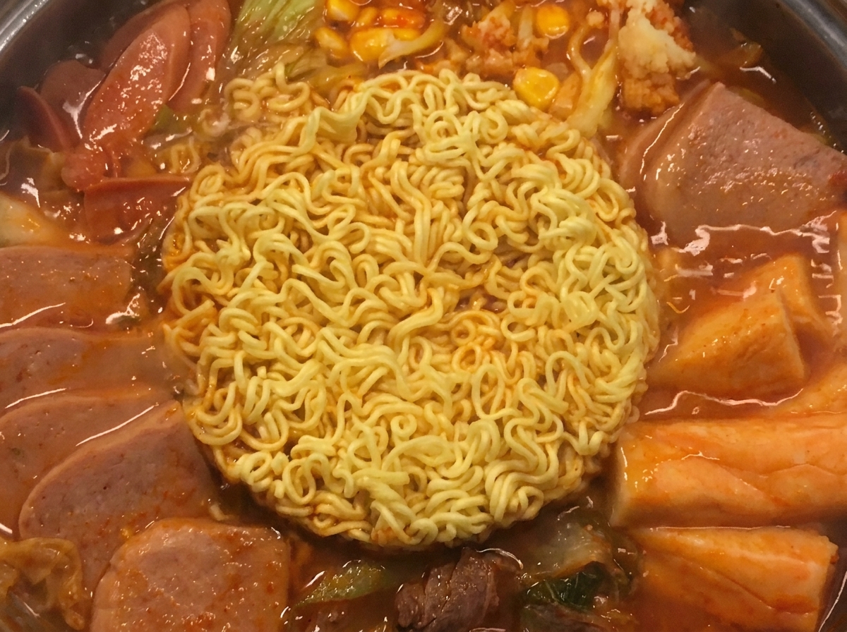 ラーメンの上にスライスチーズがとろけている様子