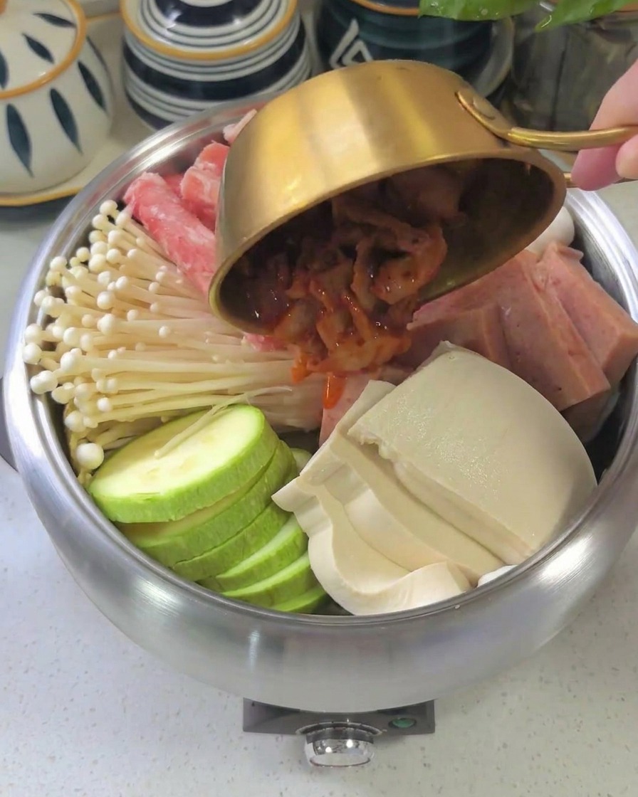 用意しておいた赤いタレを、並べた具材の上からかけているところ。
