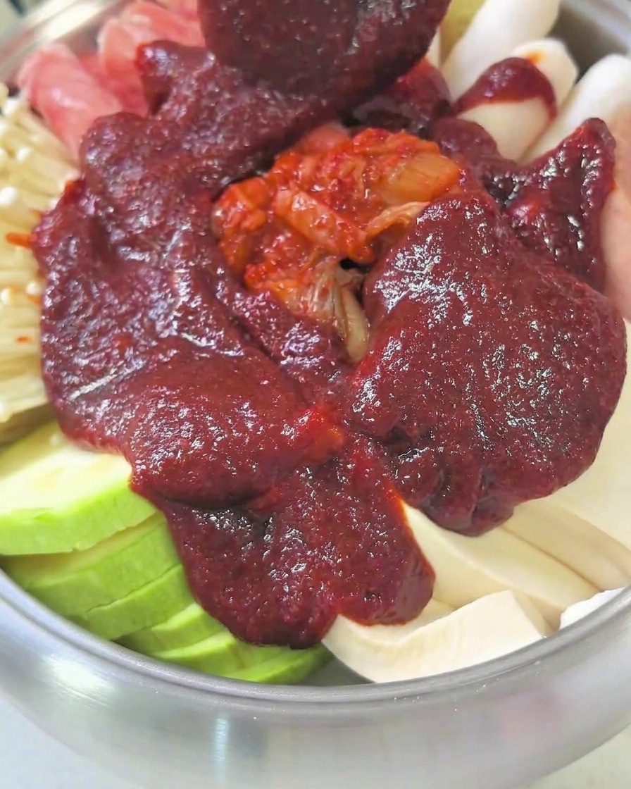 スープが入り、蓋をして火にかけている鍋の様子。