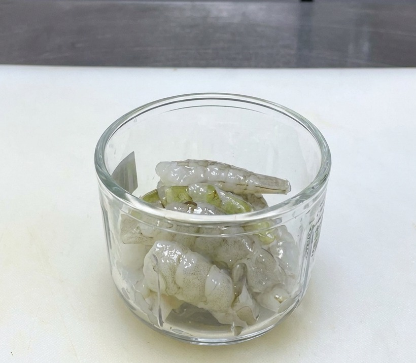 ガラスのボウルに入った、透明感のある下処理済みの生の海老。