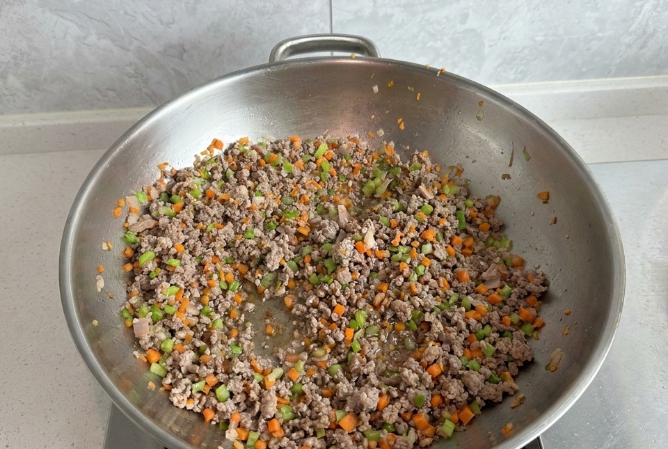 ひき肉と野菜がしっかりと炒まり、肉に焼き色がついたフライパンの様子。