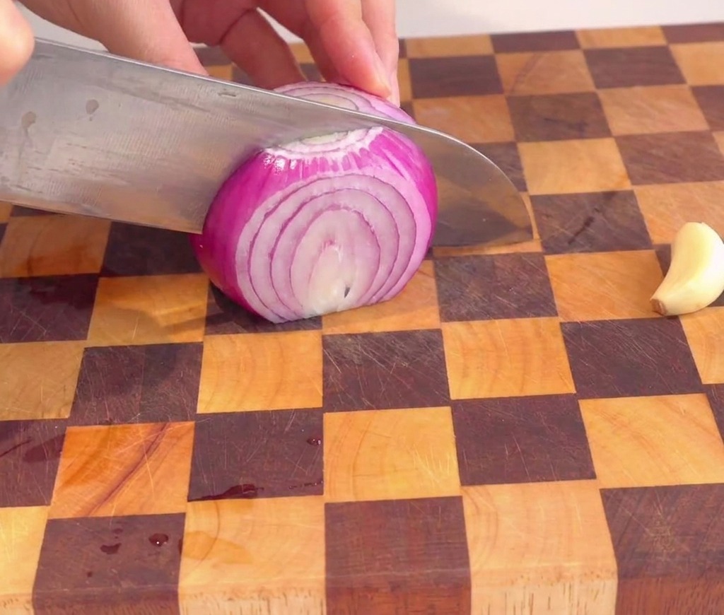 赤玉ねぎを細かくみじん切りにしている様子