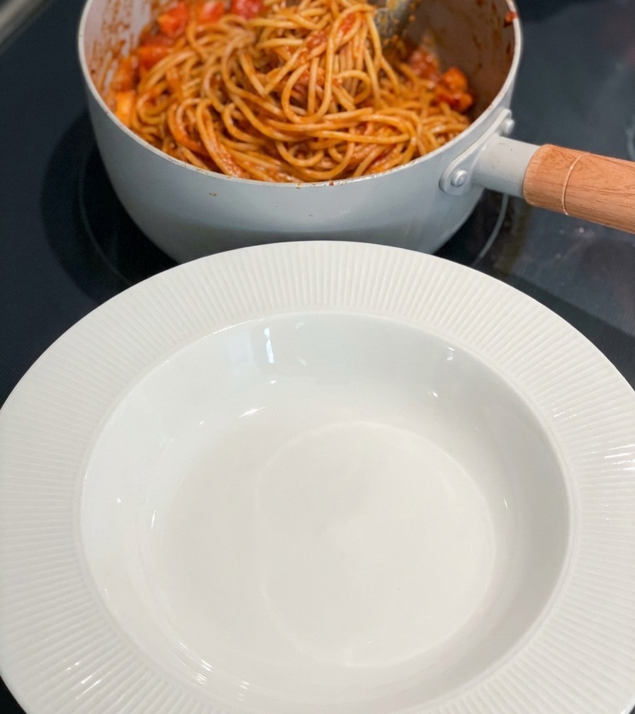盛り付けの準備をしている様子