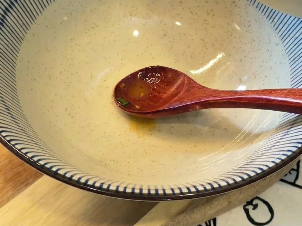 ボウルから大きめの丼に、クリーミーなスープを注いでいる様子。
