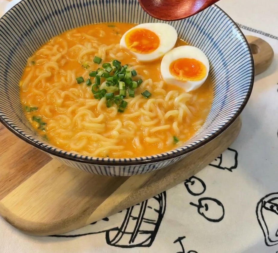 中央にねぎを盛り付け、上からごまを振りかけている様子。
