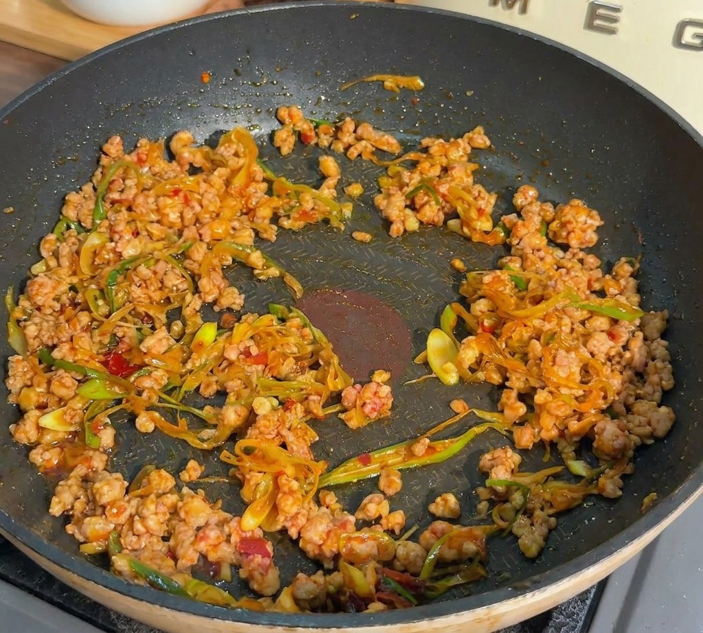 ひき肉が茶色く色づき、ポロポロの状態になるまで炒められた様子。