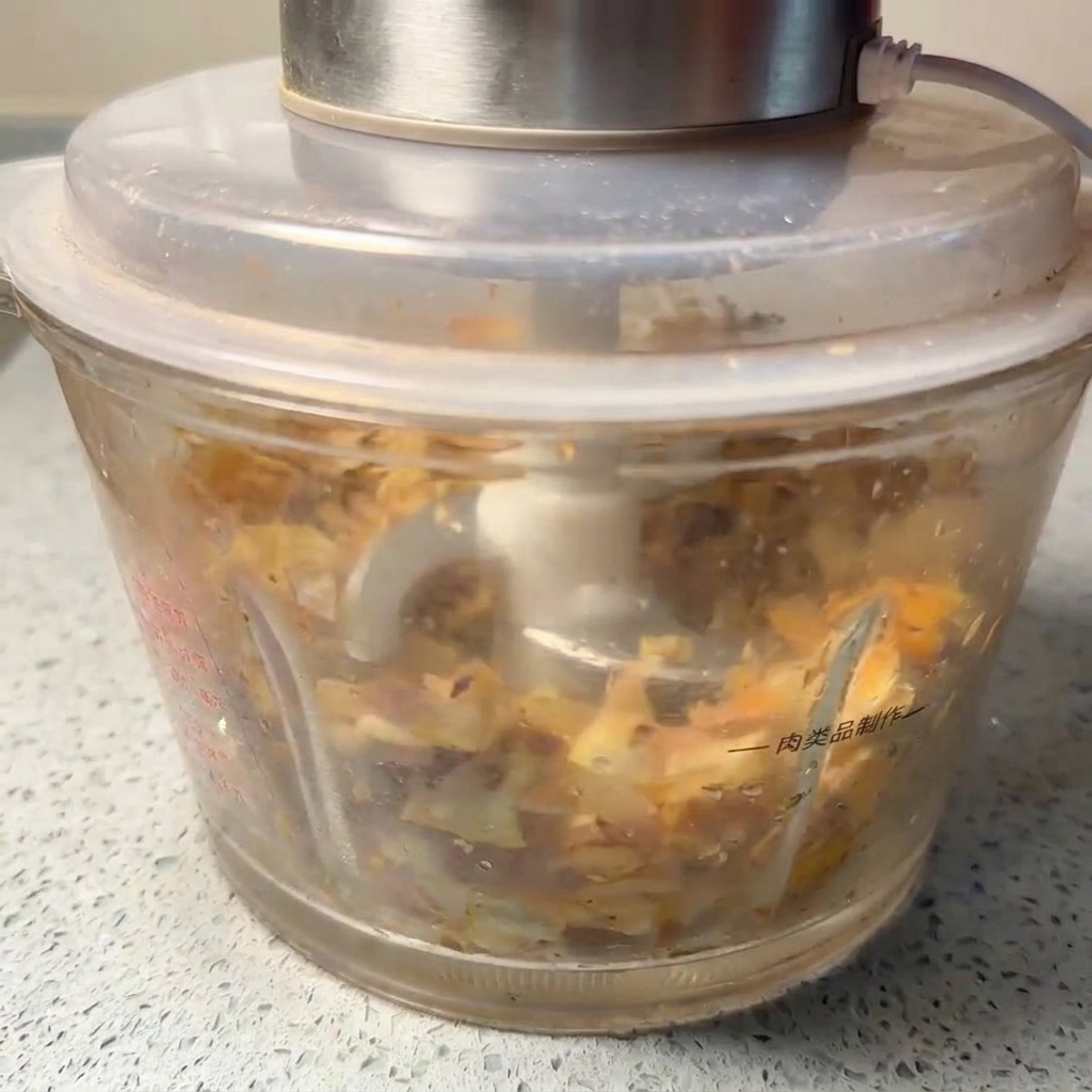 ブレンダーの中で粉末状になった香り高い茶色の魚粉