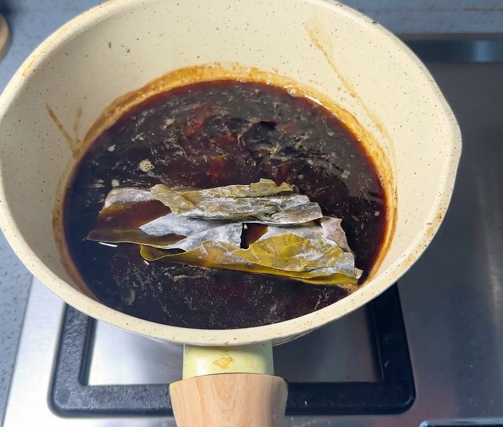 鍋のタレの中に乾燥昆布が浸かっている様子