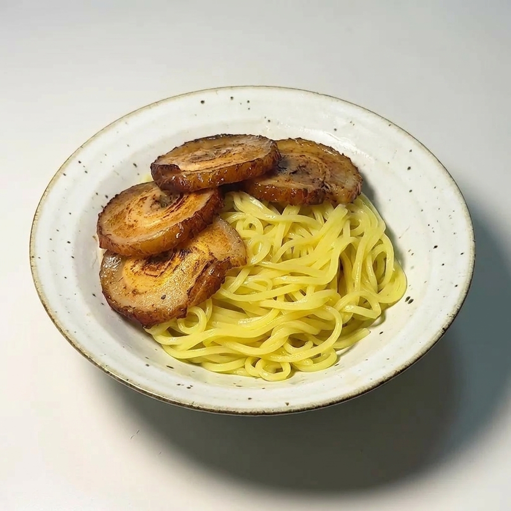 麺の上に炙ったチャーシューを並べて完成したつけ麺