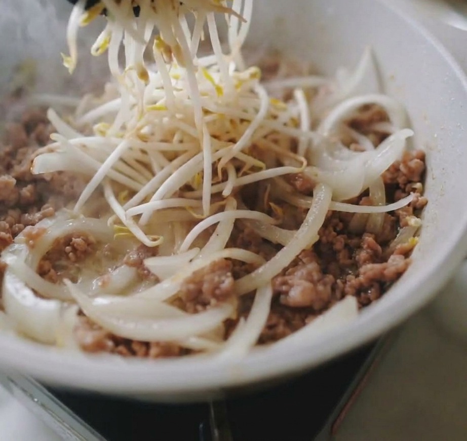 挽肉と玉ねぎが入ったフライパンに、たっぷりの新鮮なもやしを投入した瞬間。