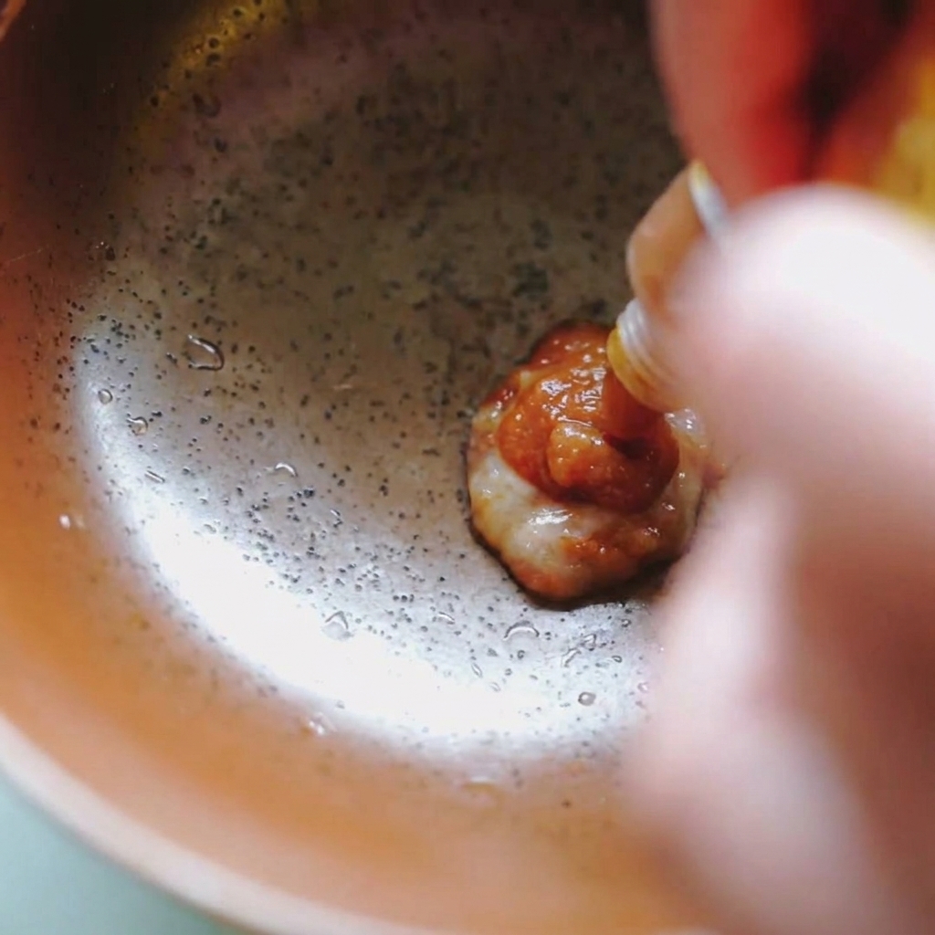 ラーメン鉢の底に、濃厚そうな味噌のペーストを絞り出しているところ。