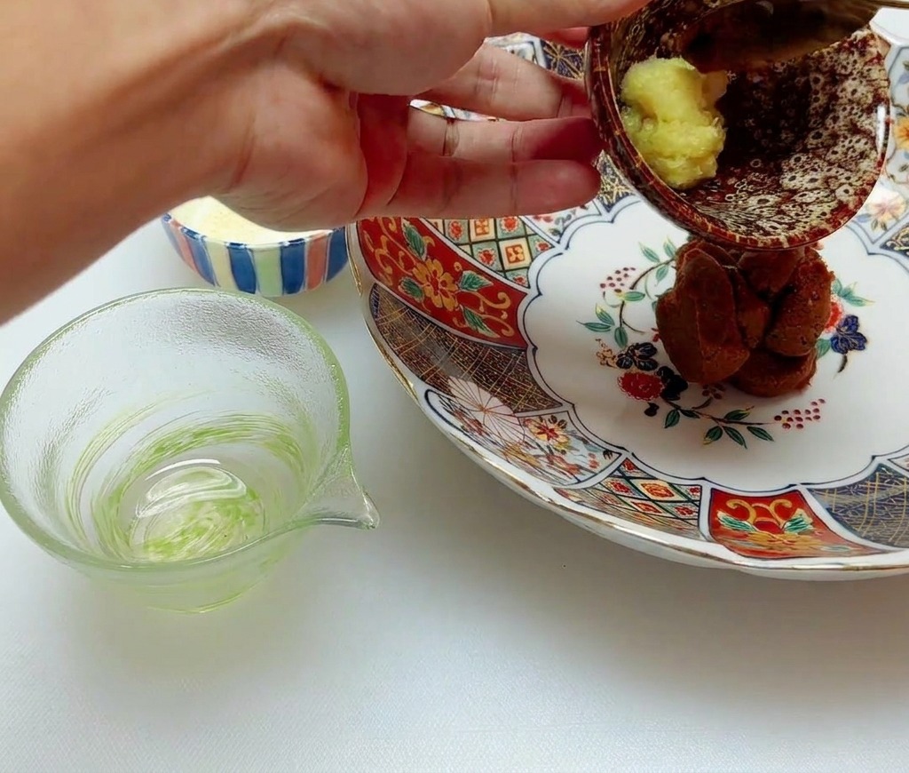 赤味噌の上に、すりおろした生姜を添えている様子。