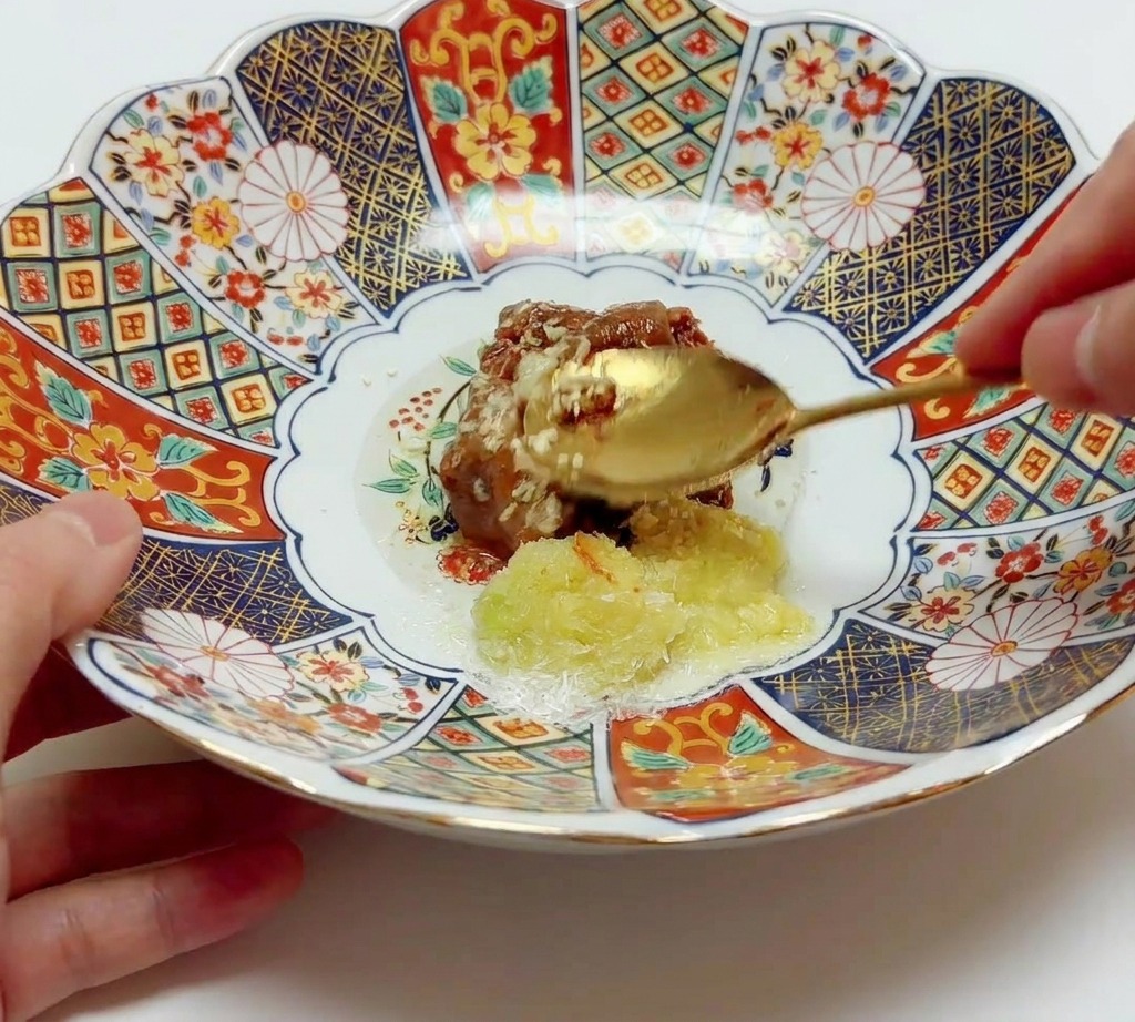 ボウルの中で、味噌、香味野菜、油をスプーンでしっかり混ぜ合わせている様子。