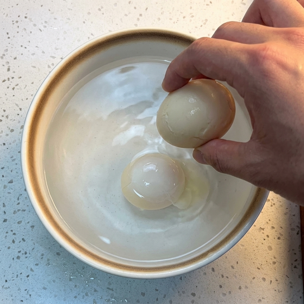 お湯から出した卵を氷水に入れて冷やしている様子。