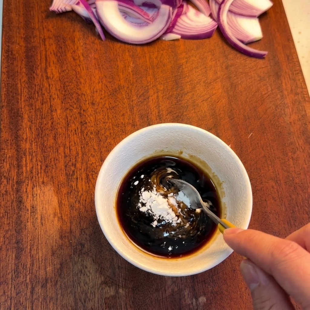 ボウルに入ったタレに片栗粉を加えて混ぜている様子。
