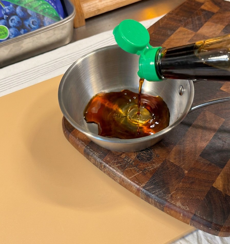 小さなボウルに醤油を入れている様子。