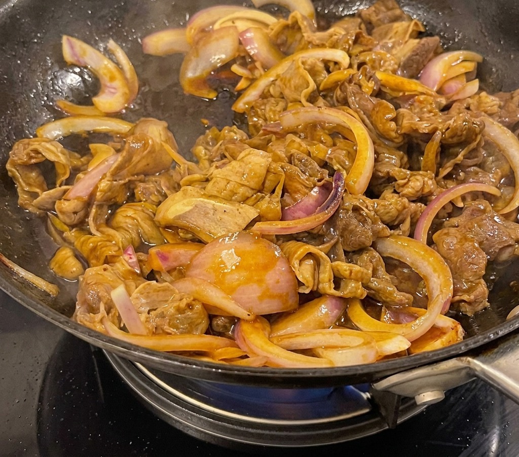 タレが煮詰まってツヤが出てきた牛肉の様子。