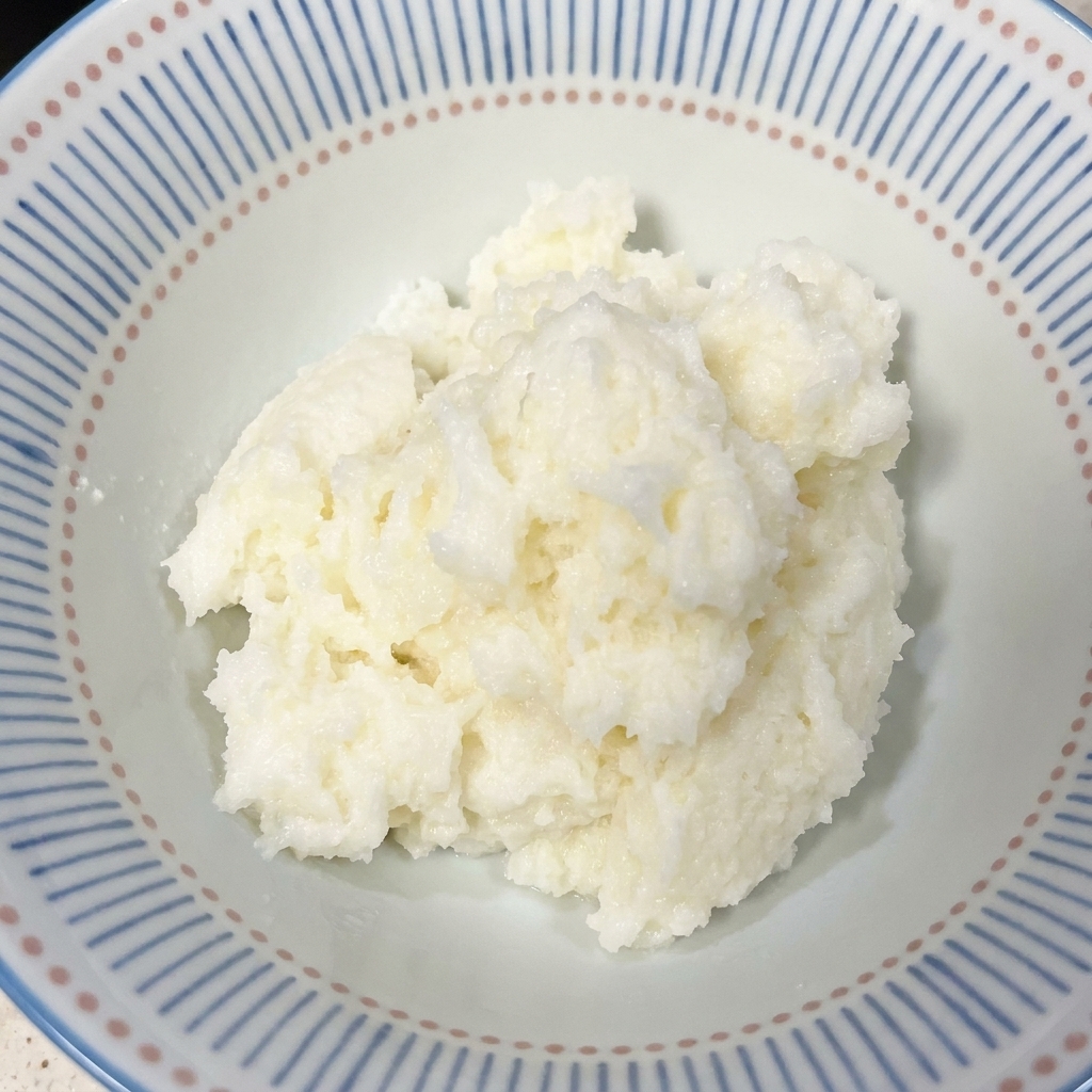 和風の青い模様が入った器に盛られた、炊きたての白いご飯。