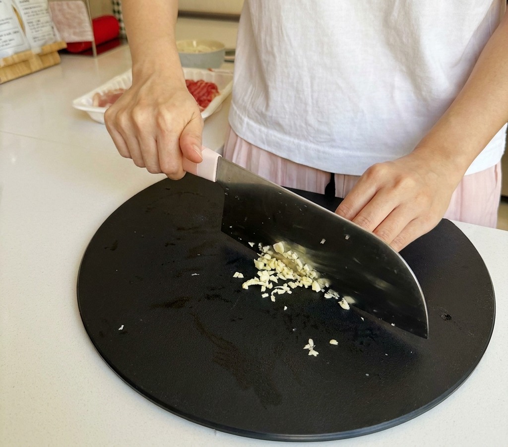 にんにくを細かくみじん切りにする様子