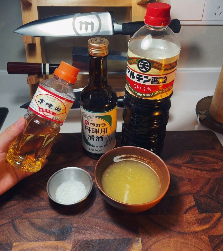 みりん、酒、醤油、鶏出汁、砂糖が並んでいる様子。