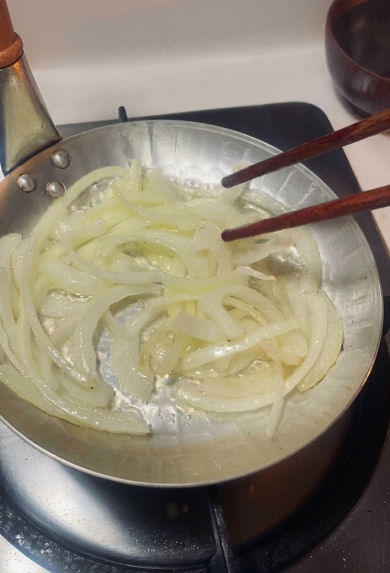親子鍋で玉ねぎを炒めている様子。