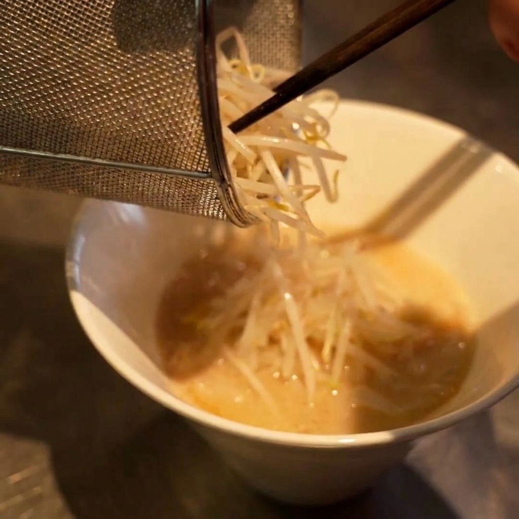 麺の上に茹でもやしをのせる