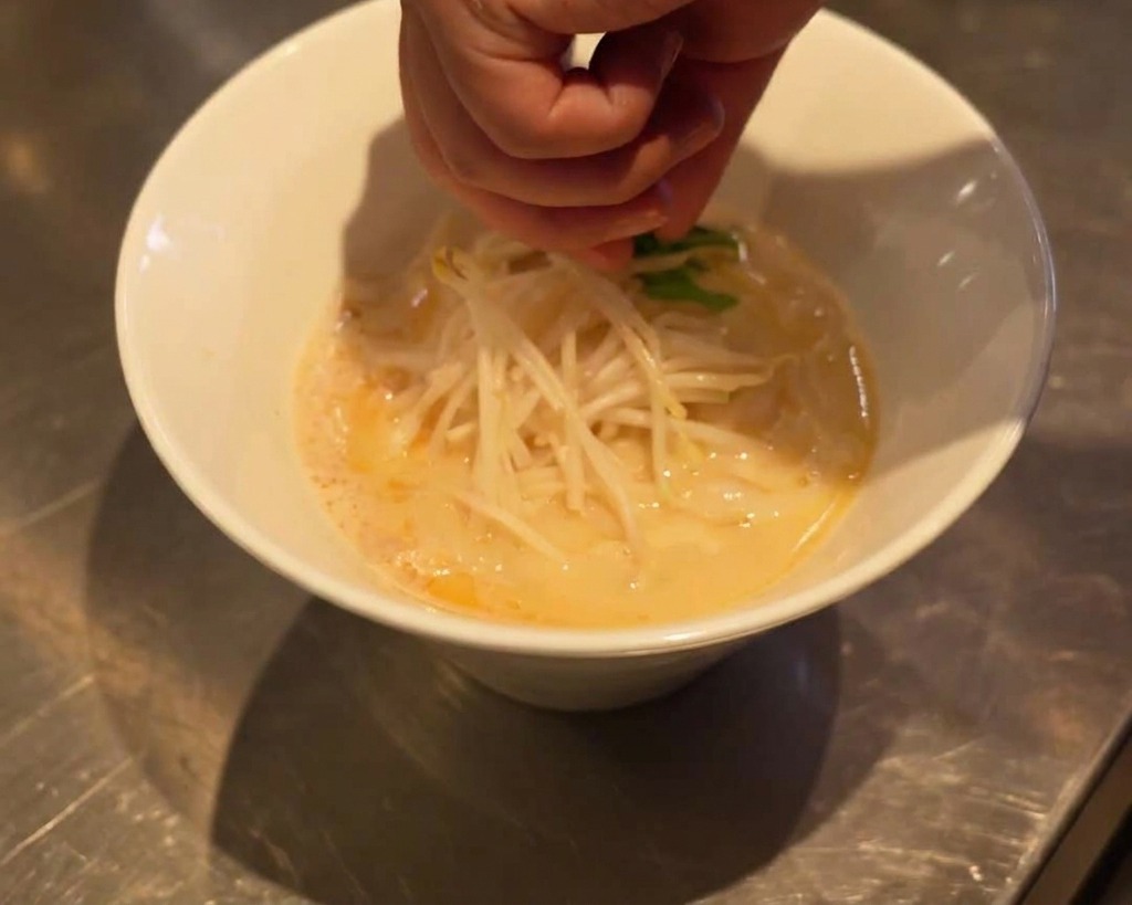 もやしの横にほうれん草を添える